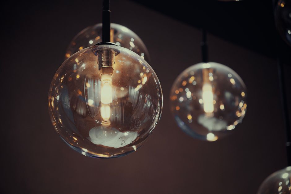 Suspensions grises modernes pour un intérieur sophistiqué